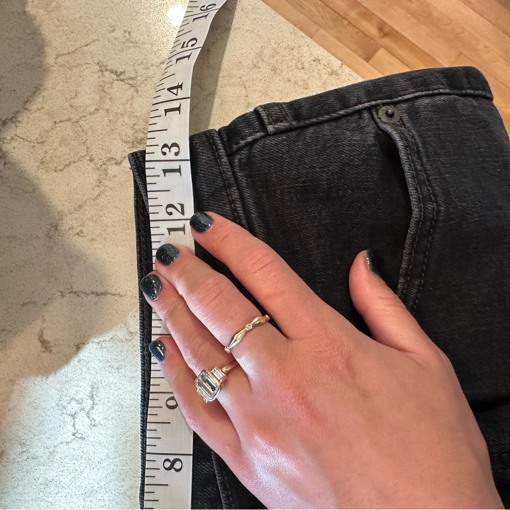 Cropped Black Levi’s Jeans - Picture 5 of 6